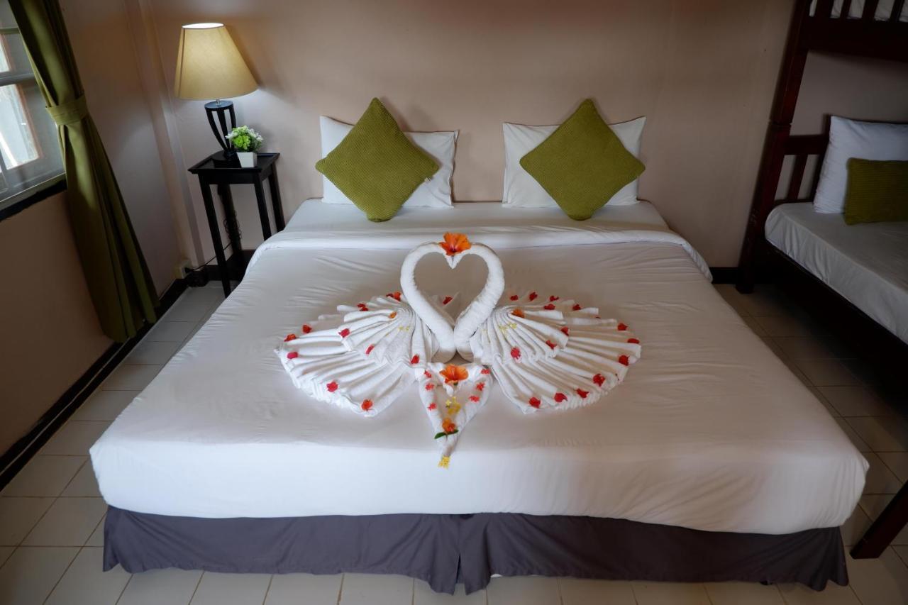 Kata Beachwalk Hotel And Bungalows Exterior foto