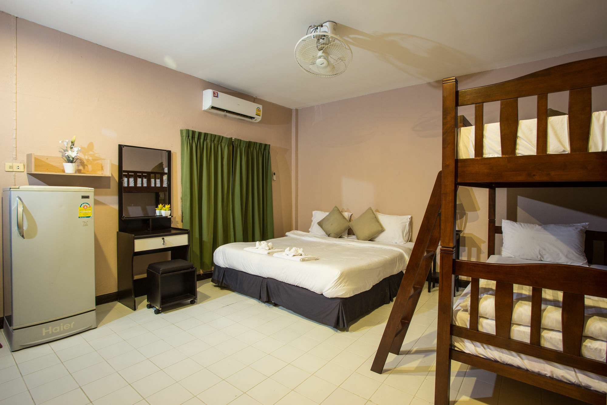 Kata Beachwalk Hotel And Bungalows Exterior foto